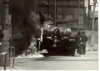 1968, srpen, jak zapálit tank: "Vytáhněte jejich krumpáč, prokopněte sud a škrtněte sirkou"