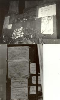 1969, leden, tryzna za Jana Palacha, Václavské náměstí, plakáty na podstavci pomníku Sv. Václava