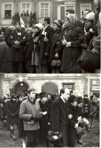 1969, leden, tryzna za Jana Palacha, smuteční průvod na Staroměstském náměstí, na snímku dole Palachova rodina