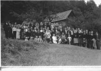 Fotografie celé rodiny v roce 1944 na svatbě bratra Pavla