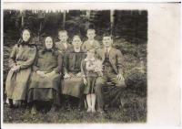 Rodiná fotografie-z prava- otec Pavel Zrník, sestra Milada, Jan, maminka Veronika, bratr Pavel a babičky