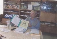 Jan Zrník v srpnu 2005 se sborníkem, který vytvořil o brigádě Jana Žižky