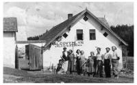 J. Randák - rodina před Kovářojc mlejnem