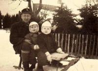 13 Robert Steun se svými dětmi v r. 1951
