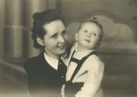 Milada s prvorozeným synem Lubošem (zdroj: osobní archiv p. Cábové)