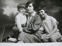 S matkou Elsou Karpelisovou a sestrou Trude