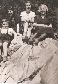 Zleva: bratranec Jiří, teta Olga, Věra a věřina maminka Josefína. Výlet na Šumavu, 1936