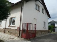 Znárodněný dům pana Odvárky, v pozadí jím postavená kovárna