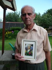 Portrét Josefa Odvárky s fotografií maminky