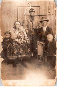 Rodinná fotografie (Josef Hubený starší, Josef Hubený, jeho žena Rosalie (roz. Kochová), jejich dvě děti a synovec