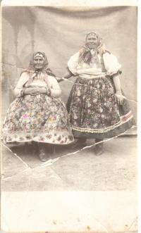 Dvě Chorvatky v kroji (Marie Kochová, Marie Kochová (roz. Skokaničová))
