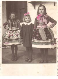 Children of Moravian Croats (Marie Hubená with the Matuška sisters)