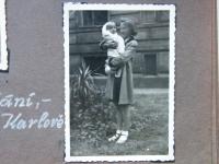 V Praze na Karlově roku 1942 se sestřenicí Volfovou - album tety Volfové