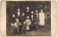 Rodina Tomáše Vařáka z čp. 81 v roce 1927. Otec Tomáš zemřel 24. 4. 1945 n a mrtvici. Mezi čtyřmi oběťmi, které gestapo odvleklo do Hošťálkové a umučilo, byl i jeho syn Karel (vlevo dole). 