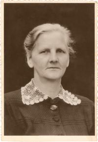 Aurelie Ludwigová, farská hospodyně německého původu z Valašské Polanky, kam nacisté odvlekli zajaté obyvatele pasek. Společně s polaneckým farářem se u nacistů přimlouvala, aby propustili alespoň matky s dětmi, a zachránila jim život.