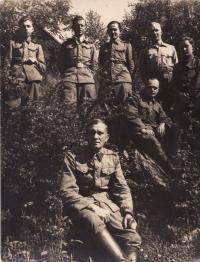 Družstvo spojařů-Hradišťsko 1945 (ve předu velitel Vávra, Antonín Vaník nahoře vlevo)