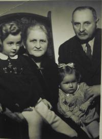 S prarodiči a sestrou