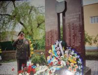 Pomník v Rovně věnovaný československým padlým vojákům, u pomníku Rostislav Kubišta
