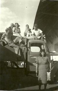 Poslední fotografie před vystěhováním z Frélichova, 1950