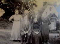 Rodina Remešova u kaple v Šedivinách, kterou nechal postavit jeden z jejich předků po rakousko pruské válce