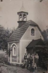 Rodina Remešova u kaple v Šedivinách, kterou nechal postavit jeden z jejich předků po rakousko-pruské válce