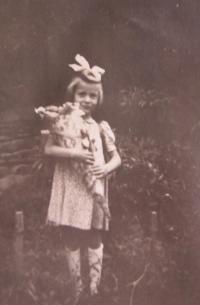 Doris Remešová v první školní den v roce 1950