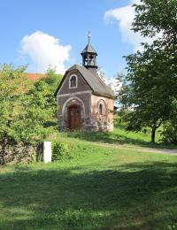 Kaple sv. Josefa v obci Šediviny, kterou nechal vybudovat jeden z předků manžela Doris Remešové.