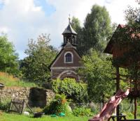 Kaple sv. Josefa v obci Šediviny, kterou nechal vybudovat jeden z předků manžela Doris Remešové.