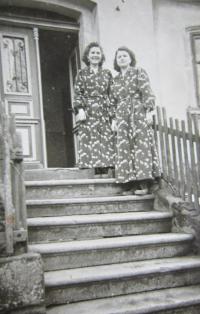Her mother Erna Březovská and her aunt in front of the house in Mistrovice