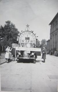 Prvomájový průvod v Opočně v roce 1952