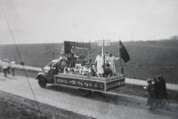 Prvomájový průvod v Opočně v roce 1953