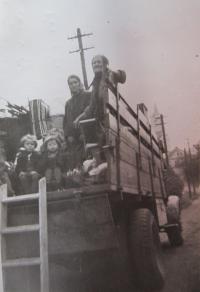 The family of Doris Remešová after the forced eviction from Mistrovice - July 27, 1947