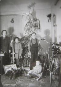 Vánoce v Podzámčí v Opočně v roce 1954 (Doris Remešová vlevo)