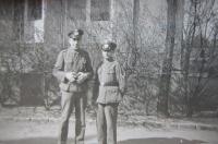 Vlevo otec Doris Remešové Franz Březovský ve wehrmachtu