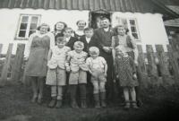 Rodina  Hadwigerova v Nýznerově (prostřední řada-druhý zleva Rudolf Hadwiger