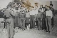 Řecký soubor v dětském domově, pan Michopoulos diriguje