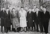 Se spolužáky v Bratislavě, pan Michopoulos stojí na kraji vlevo