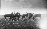 Rodina Jiřího Nohavičky (tchán pamětnice) na jejich polích u Boťan