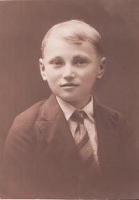 Květoslav Vrtěl v prvním ročníku reálného gymnázia v Kroměříži (1933)