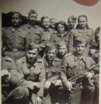 Otec Václava Hajného druhý zleva