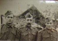 Otec Václava Hajného uprostřed