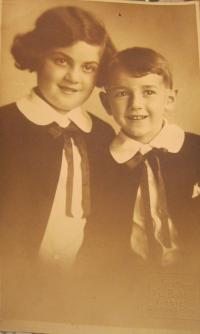 Herta Coufalová s bratrem Harrim, který zahynul v koncentračním táboře Osvětim-Třebíč, 1933