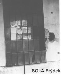 záběry interiéru kasáren po přestřelce