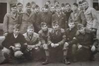 V munkatáboru, Viktor Schwarcz v první řadě druhý zprava