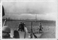 Při útoku na první línii pevnosti Dunkerque dne 28. října 1944 - tři vojáci vedeni Šputou, na voze sedí (Schumerd ?)