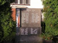 Památník padlých v 1. a 2. sv. válce stojí před ZŠ  v Nošovicích se jmény strýců pamětníka Josefa Lišky a Aloise Bečky