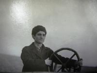 Nikolaos Dumalas při práci na statku