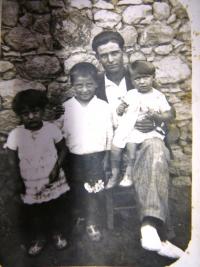 Otec pana Dumalase s dětmi v domovské vesnici v Řecku