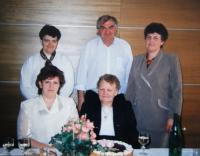 Oslava sedmdesátin pamětnice, pamětnice a její děti - zleva Bohuška, Stadin, Zdenka, dole Maruna; Blatnice; 1998