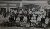 Svatební fotografie pamětnice a širší rodiny; Blatnice; 1947